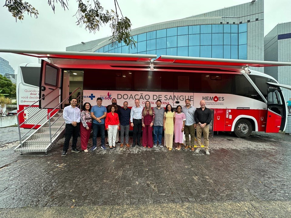 Novo ônibus do Hemoes com cadeiras automáticas e capacidade para atender 120 doadores por dia Novo ônibus do Hemoes com cadeiras automáticas e capacidade para atender 120 doadores por dia