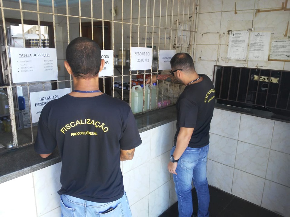 Procon-ES flagra venda de álcool em gem sem procedência|||Fotógrafo:Procon-ES