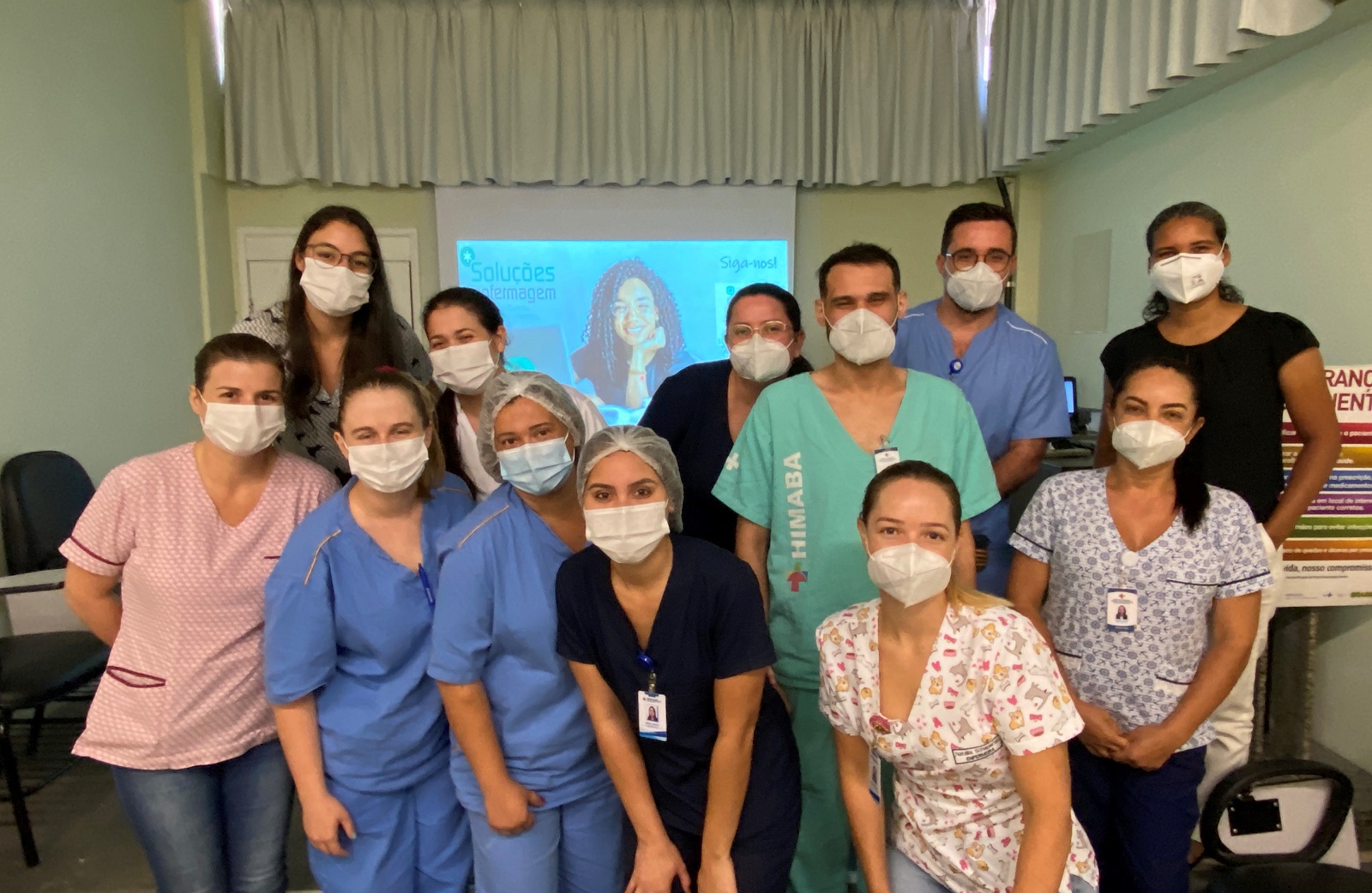 Equipe assistencial em treinamento de lesões e curativos