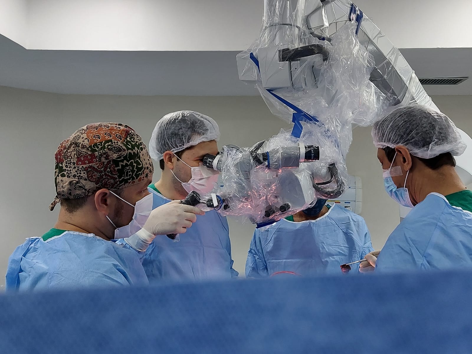 Equipes de neurocirurgia e cirurgia vascular do Hospital Central realizam procedimento raro no Estado