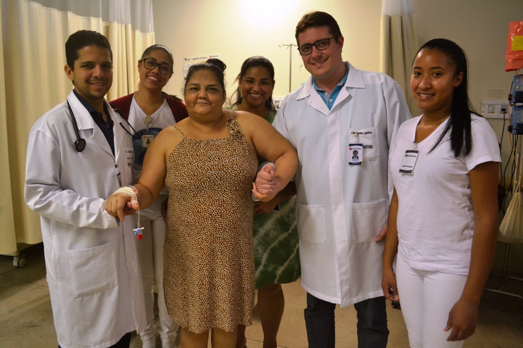 HEJSN_Paciente recebe alta e faz homenagem a equipe_121218