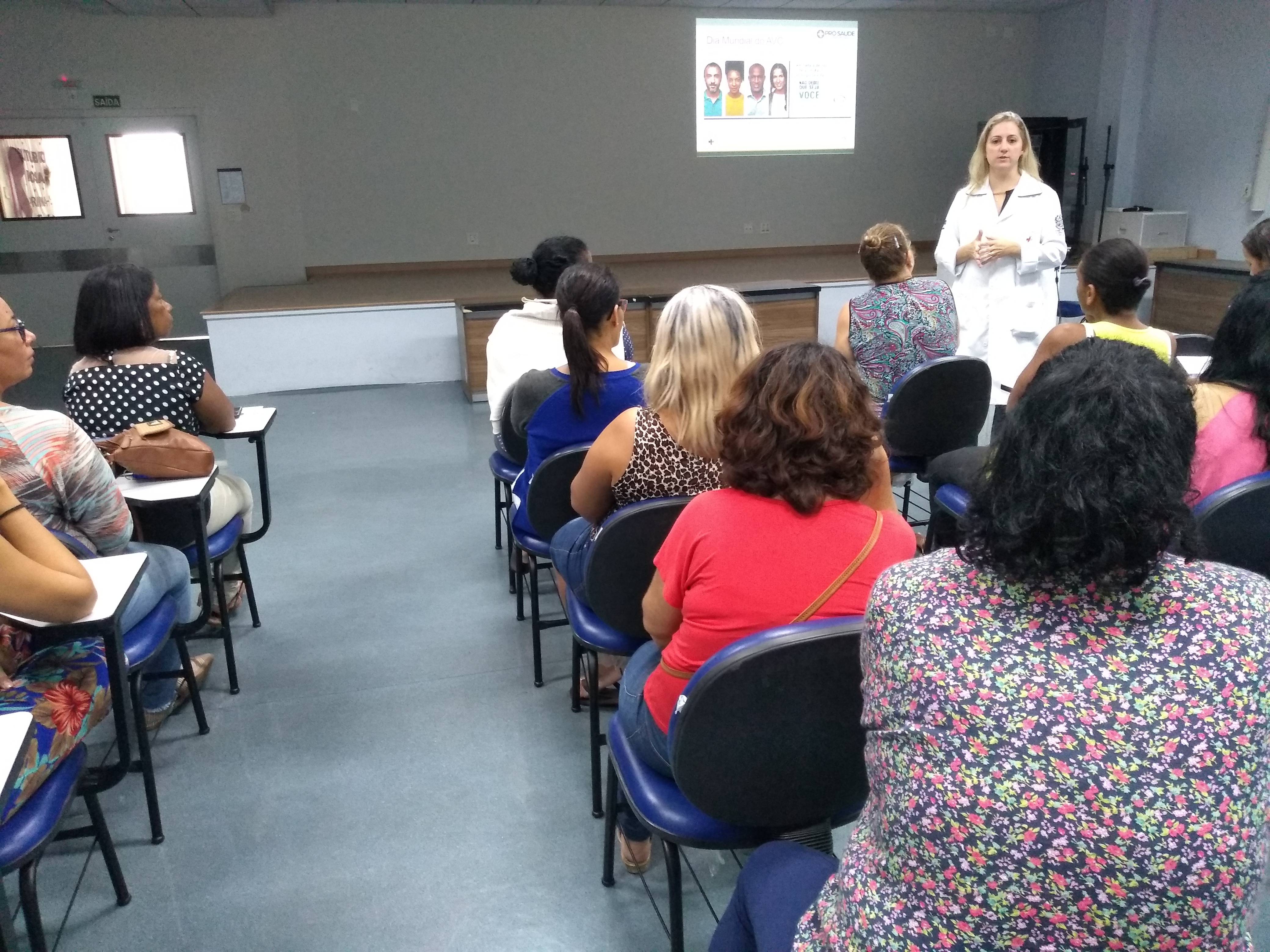 Hospital Estadual de Urgência e Emergência orienta usuários e profissionais sobre o AVC