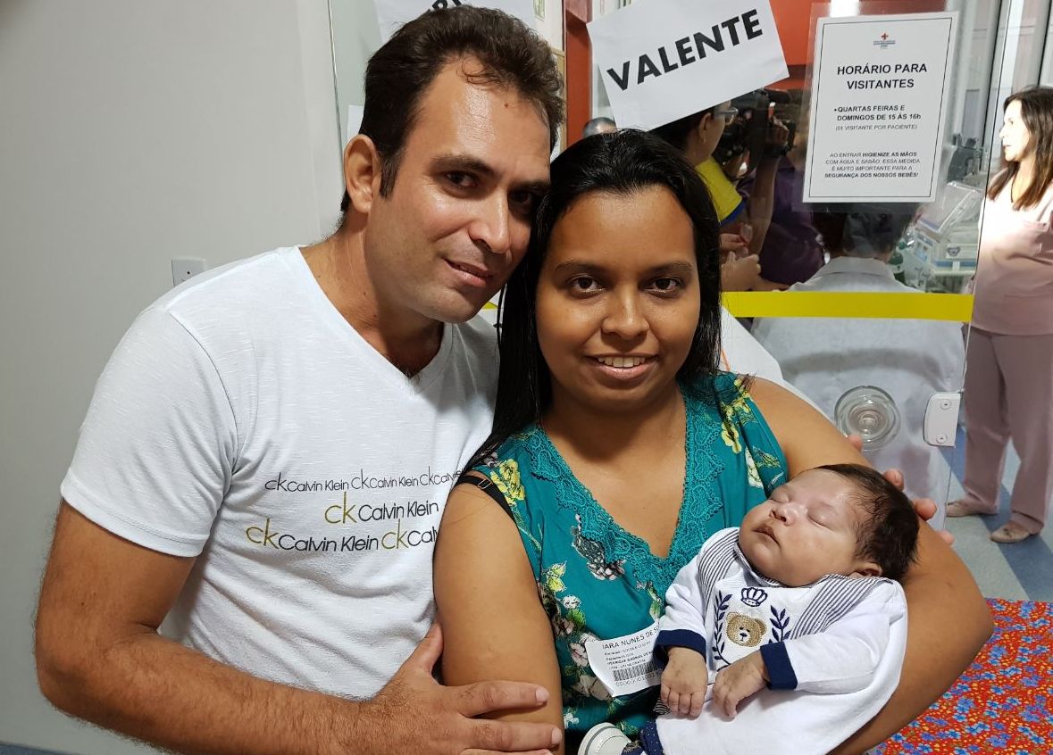 Bebê com doença rara recebe alta do Himaba em clima de festa