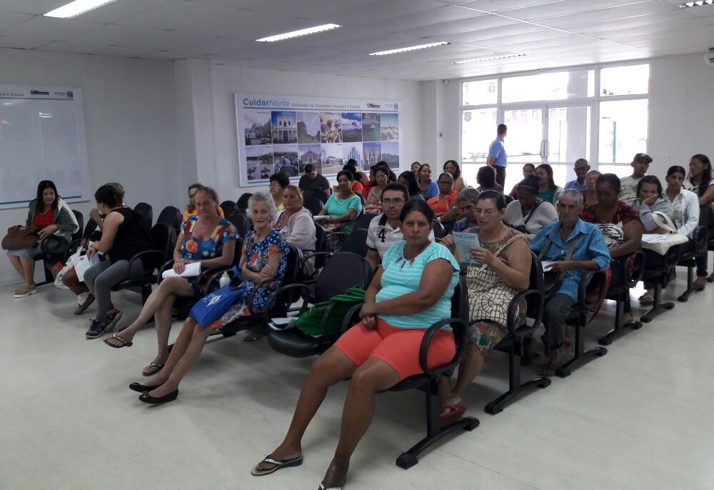 Pacientes aguardam atendimento na recepcao1