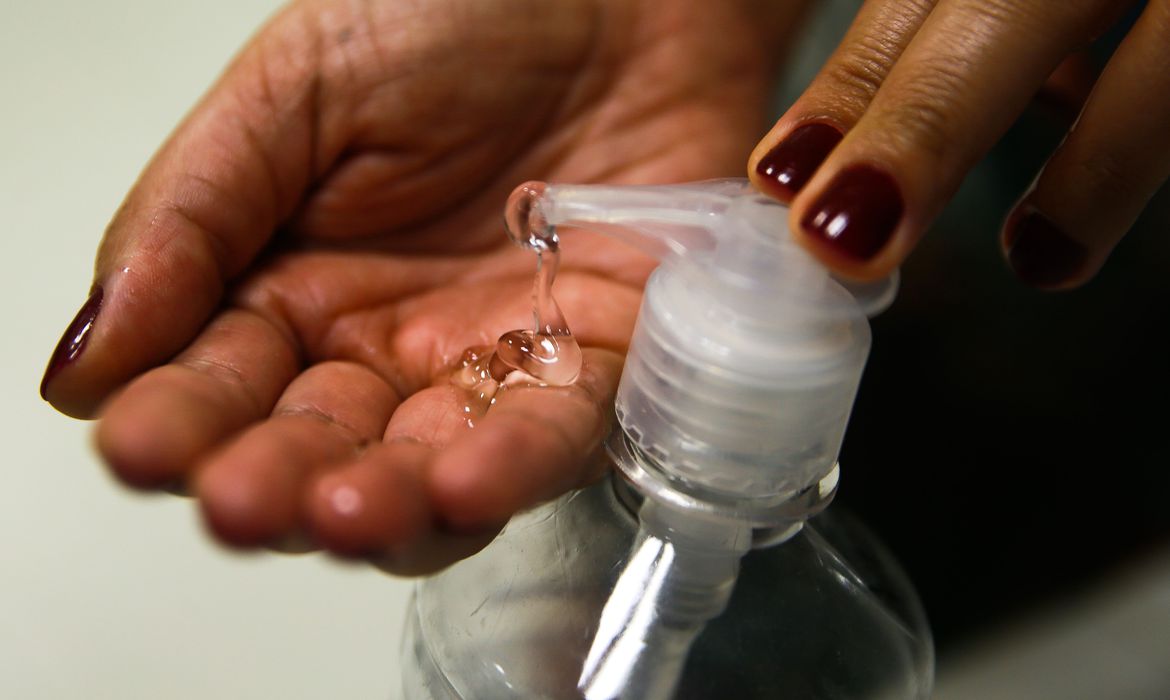 alcool_em_gel_agenciaBrasil|||Fotógrafo:Agência Brasil