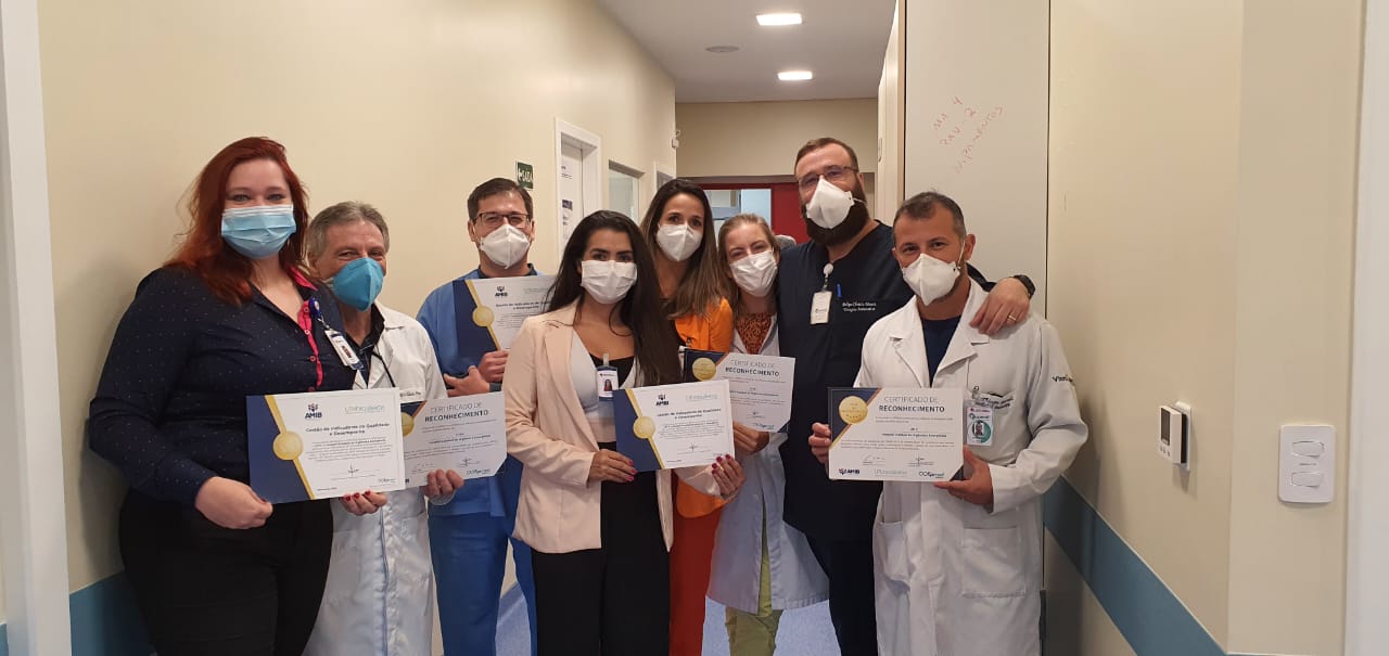 equipe recebe prêmio