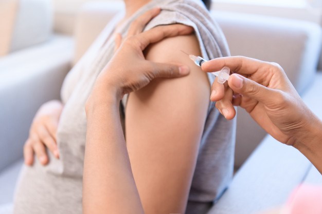 medico-coloca-agulha-em-muscular-para-vacinacao-contra-a-gripe-para-mulheres-gravidas_103324-90 - freepik-1