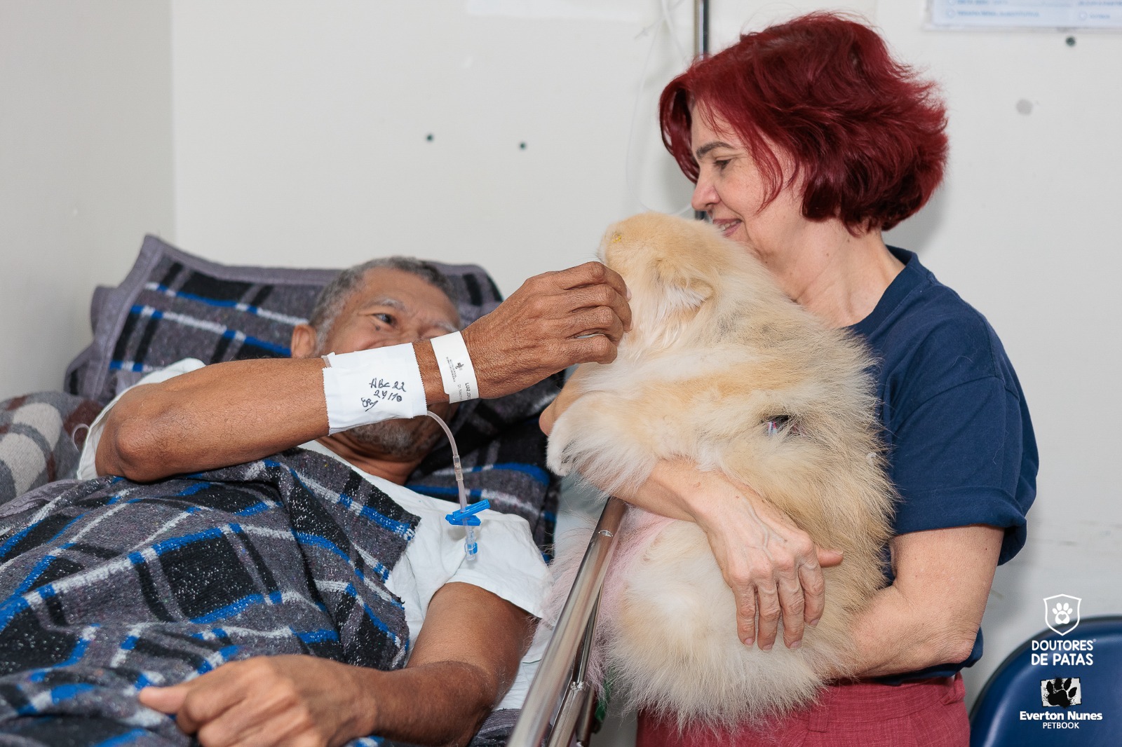 paciente recebe visita canina