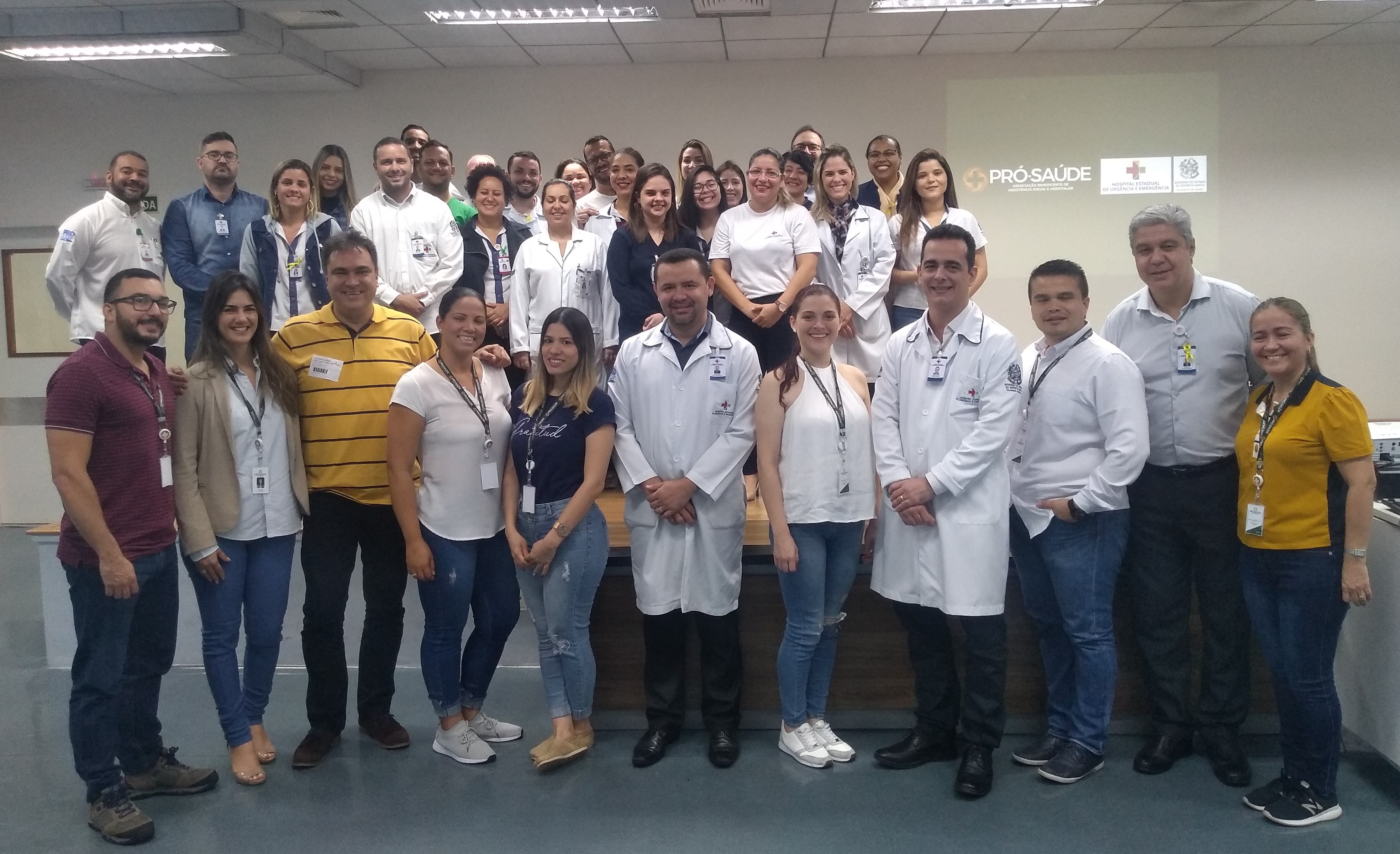 Estudantes da Colombia e equipe do HEUE 04-1